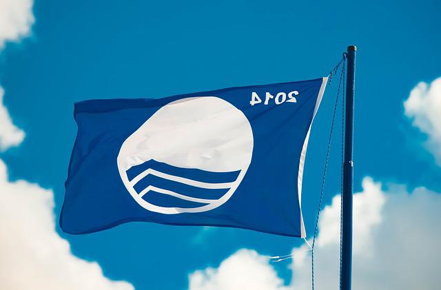 błękitna flaga na plaży