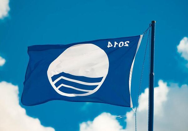 błękitna flaga na plaży